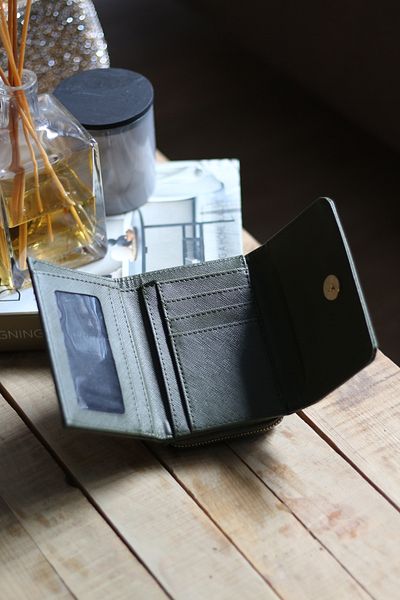 Moom Bag Mini portofel de damă kaki cu detaliu pentru carduri