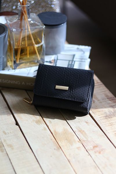 Moom Bag Дамски мини портфейл с черен държач на карта