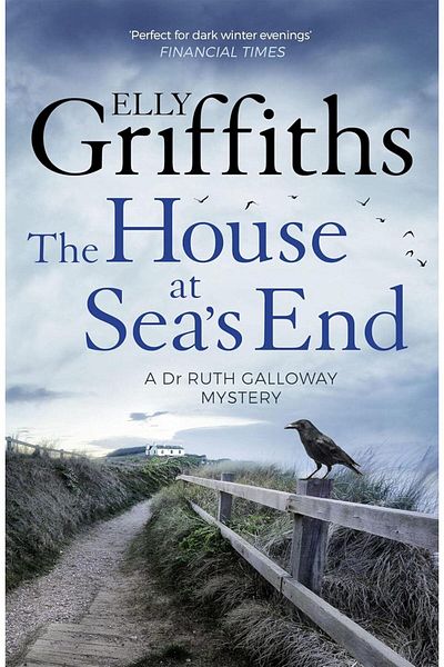 Penguin Books Elly Griffiths - the House at Sea's End (Ruth Galloway Mysteries 3)