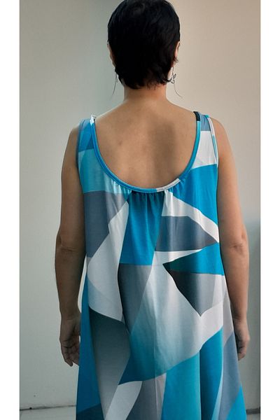 Mertcan Butik Tricou din viscoză pieptănată cu imprimeu albastru, negru și alb, cu curea adunată în față și în spate
