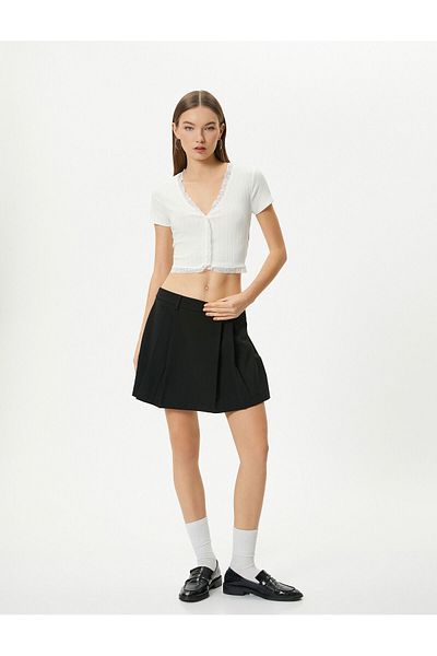 Koton Μπλουζάκι Crop με λαιμόκοψη με ραβδώσεις με κουμπιά από δαντέλα και κοντό μανίκι