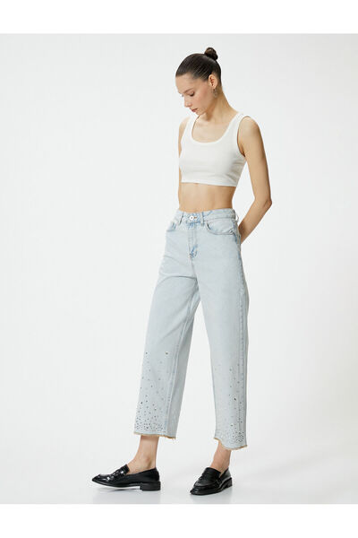 Koton بنطال جينز مرصع بأحجار واسعة وساق قصيرة وجيب خصر قياسي من القطن - بيانك...