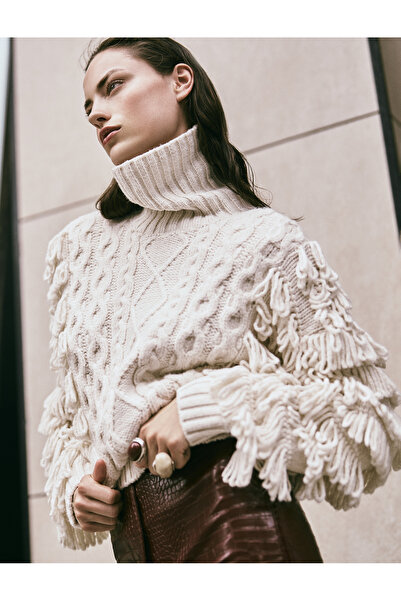 Koton سترة نسائية محبوكة مزينة بالشراشيب باللون البيج