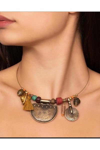 Porsuk Alternatif قلادة نسائية مصنوعة يدوياً من الزجاج الهندي مع جهاز نحاسي