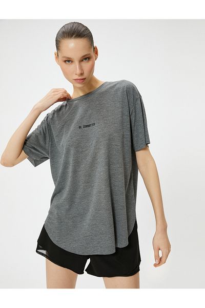 Koton Bedrucktes Sport-T-Shirt mit kurzen Ärmeln und Rundhalsausschnitt. Bequemer, ausgeschnittener Saum mit detaillierten Details