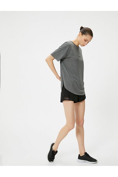 Koton Bedrucktes Sport-T-Shirt mit kurzen Ärmeln und Rundhalsausschnitt. Bequemer, ausgeschnittener Saum mit detaillierten Details