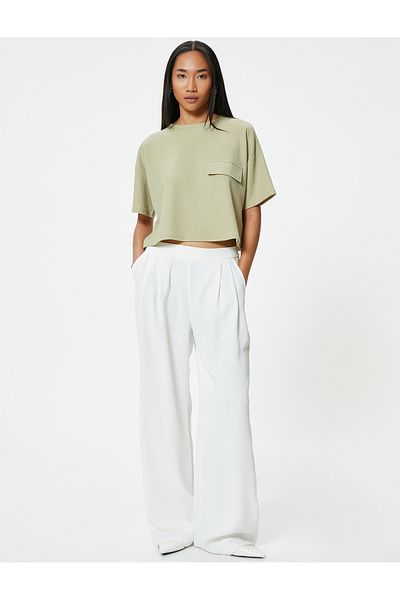 Koton Strukturiertes Kurzarm-T-Shirt mit Kappe und falschem Taschendetail am Rundhalsausschnitt