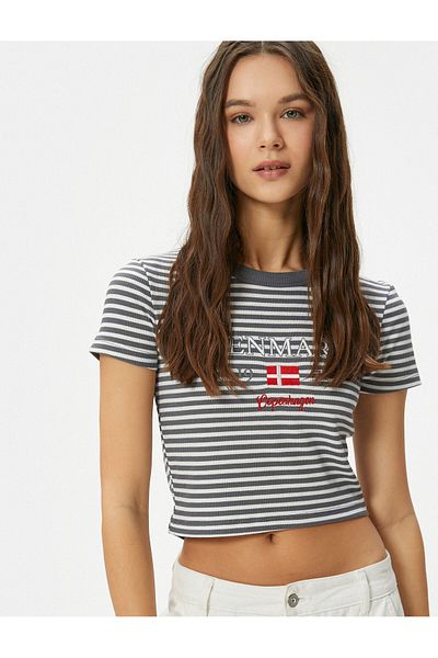 Koton Crop T-shirt με ραβδώσεις, λεπτή εφαρμογή, κεντημένη λεπτομερής κοντομάνικη λαιμόκοψη