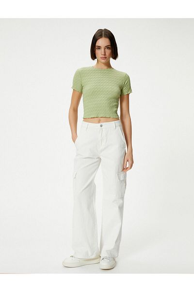 Koton Μπλουζάκι με υφή Crop Slim Fit με λαιμόκοψη