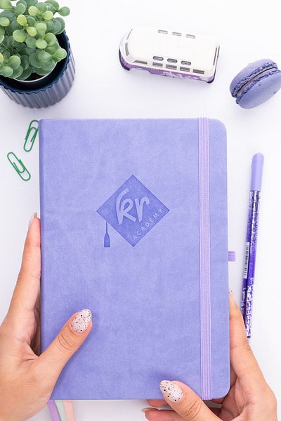 KR Akademi Yayınları جدول أعمال مخطط لانهائي من Kr Academy باللغة الإنجليزية - أرجواني (مفكرة صغيرة + ملصق هدية)