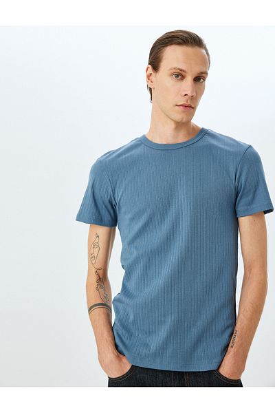 Koton Kurzärmliges, eng anliegendes Baumwoll-T-Shirt mit Rundhalsausschnitt