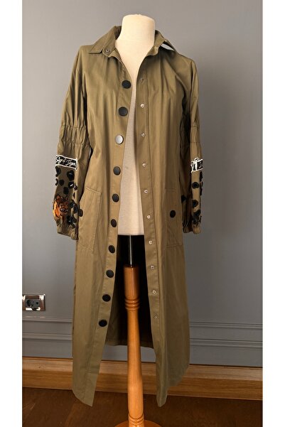 Kübra Tekin Taş ve Boncuk İşlemeli Haki Trençkot