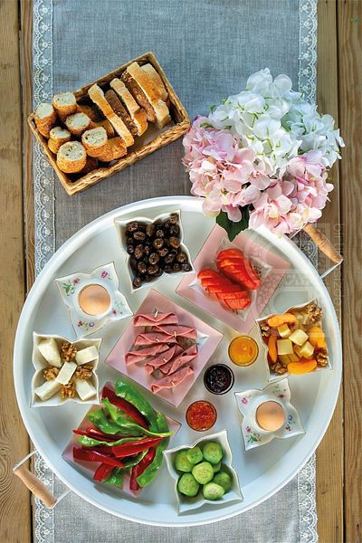 kitchen trend صينية معدنية مستديرة مقاس 45 سم بيد خشبية بيضاء، صينية إفطار، صينية تقديم