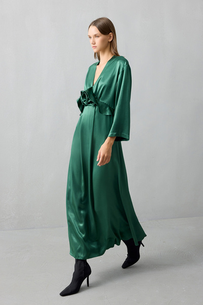 Jus De Pommes YEŞİL SATEN GÜL APLİKELİ UZUN ELBİSE