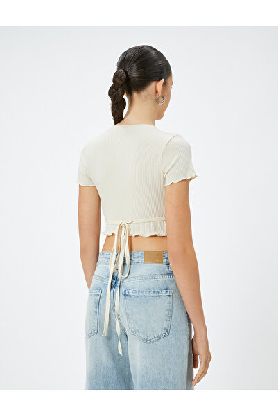 Koton Kurz geschnittene, zweireihige Bluse mit gewebten kurzen Ärmeln und Schnürdetail in schmaler Passform