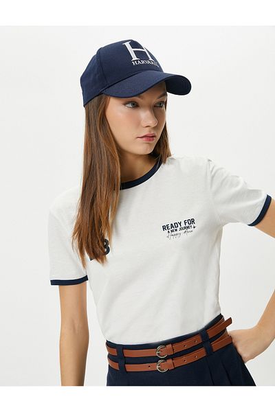 Koton T-shirt uniwersytecki z nadrukiem na plecach, krótkim rękawem i okrągłym dekoltem. Bawełniany kontrastowy kolor