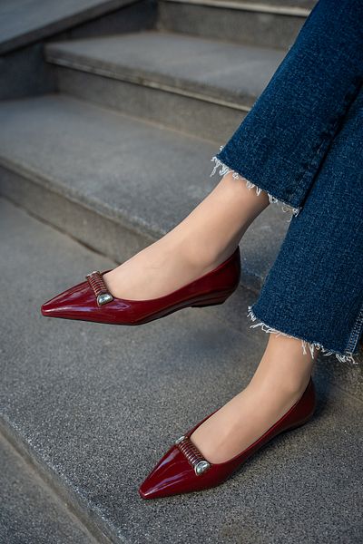 LAMİNTA Balerini de damă din piele lacuită Jamia Burgundy cu vârf ascuțit și detaliu accesoriu din piatră