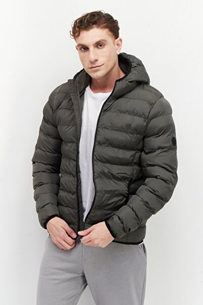 French Connection معطف منتفخ للرجال باللون الزيتوني - بغطاء للرأس