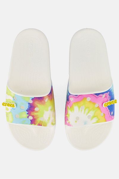Crocs شبشب رجالي كلاسيكي بقصّة ربطة عنق، باللون الأبيض