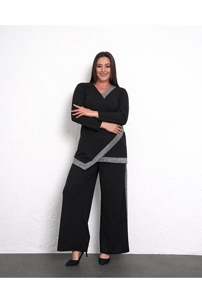 Butik Nilyam Μαύρο βραδινό φόρεμα σε μεγάλο μέγεθος - Σετ μπλούζα και παντελόνι με λαιμόκοψη V, σταυρωτό γκλίτερ και λεπτομέρεια ρίγες 24707