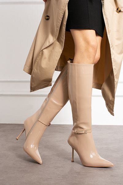 Güllü Shoes Γυναικείες μπότες μπεζ με τακούνι κάτω από το γόνατο για ειδικές περιστάσεις με γυαλιστερή επιφάνεια λεπτό τακούνι και κομψή λεπτομέρεια πόρπης