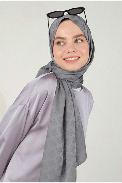 HEQA شال بشعار منقوش من الجاكار - دخاني