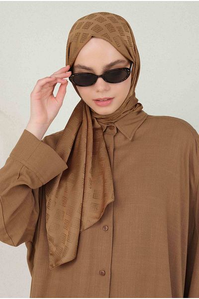 HEQA Jacquard Brand Logo Patterned Shawl - Hazelnut Shell Model