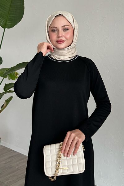 InStyle Μαύρο φόρεμα με ριγέ ραφή γιακά