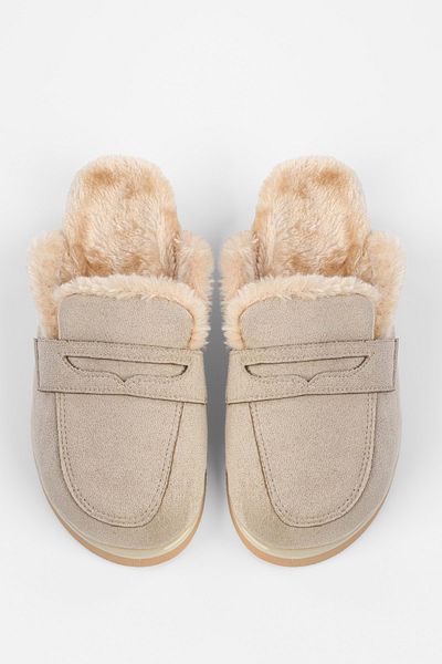 Shoeberry Beige Wildleder-Plüsch-Damenhausschuhe – flaches Design mit Fuzzy-Innenseite