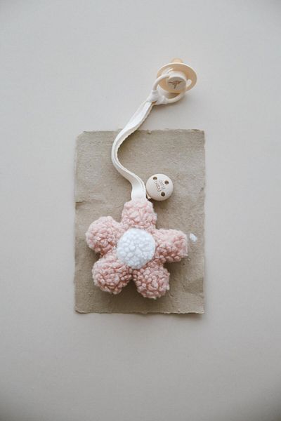 DERY BABY Teddy Moon Powder Chamomile Pacifier Hanger