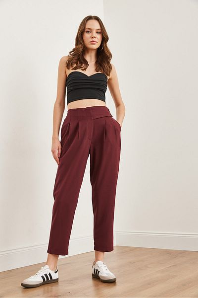 Olalook Burgunderfarbene Damenhose mit Taillendetails und plissiertem Polyviskon-Karottenpullover PNT- 19000293