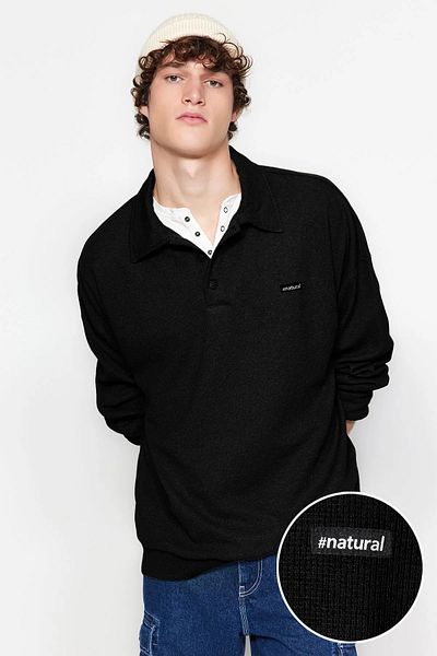 Trendyol Collection Schwarzes Herren-Sweatshirt aus strukturierter Baumwolle in Übergröße/Breitschnitt mit Polokragen TMNAW24SW00224