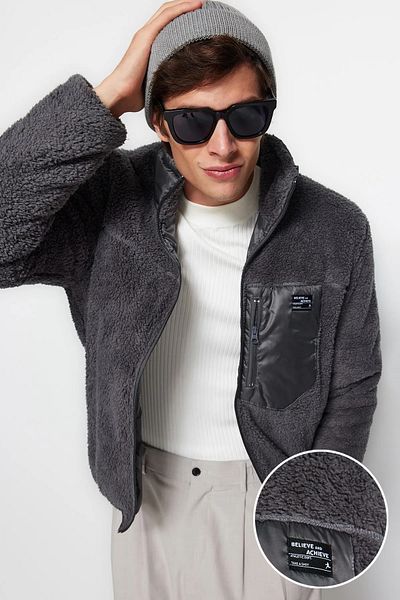 Trendyol Collection Plyšový zimní kabát Welsoft - Antracit, Regular Fit, Detailní štítek TMNAW24MO00007