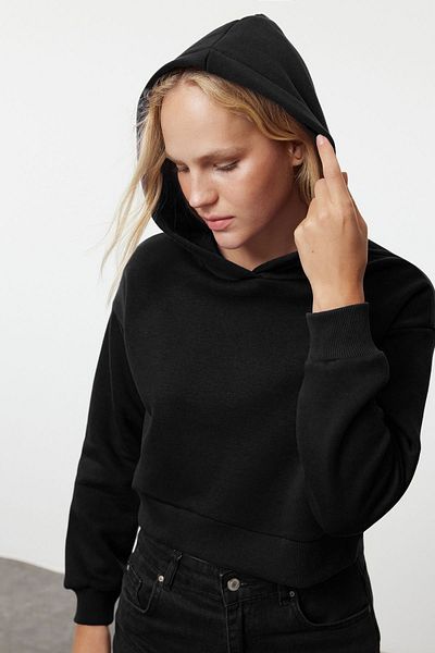 Trendyol Collection Schwarzes dickes Fleece innen mit Kapuze, bequemer Schnitt, kurzes Basic-Sweatshirt aus Strick TWOAW24SW00105