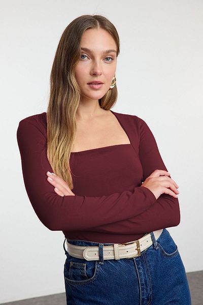 Trendyol Collection Dunkelburgunderrote Strickbluse mit quadratischem Kragen, Kordelzug/Drape-Detail, schmal/körperbetont, TWOAW25BZ00194