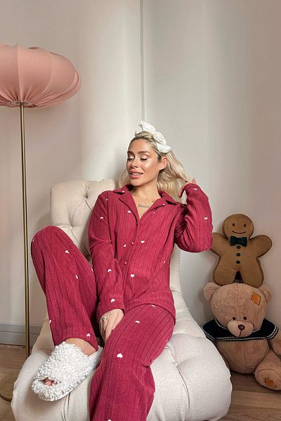 Pijamaevi Bordeauxrotes Pyjama-Set aus Plüsch mit Herzmuster und Knöpfen vorne