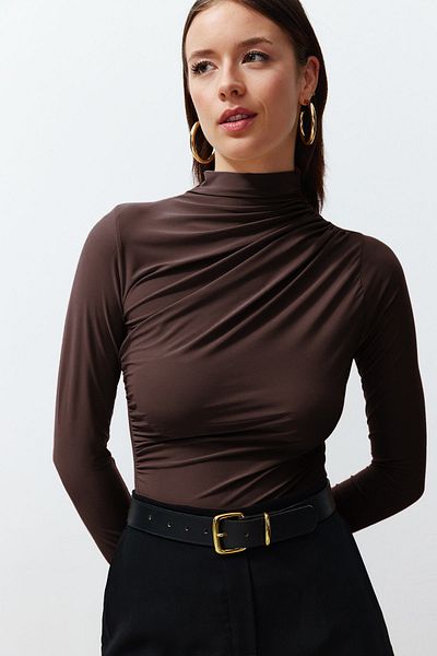 Trendyol Collection Braune, gespannte Strickbluse mit Kordelzug und quadratischem Kragen TWOSS24BZ00487