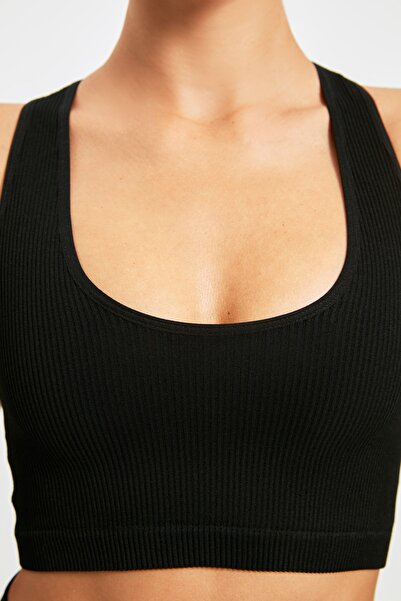 Trendyol Collection Czarny bezszwowy biustonosz sportowy z dzianiny o grubych ramiączkach, zapewniający lekkie wsparcie i modelowanie TWOAW22SS0009