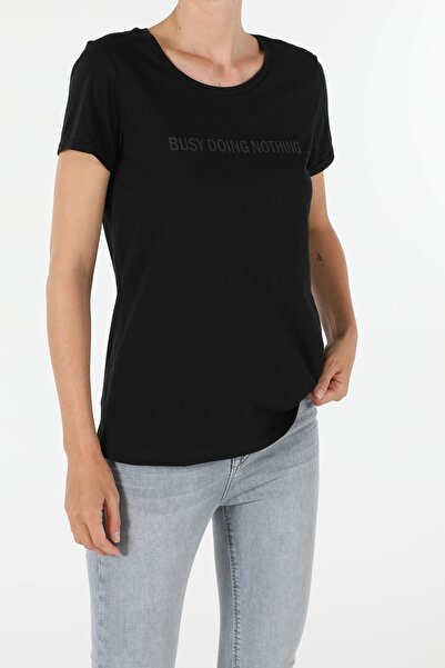 Colin's تي شيرت نسائي محبوك بقصة عادية وياقة دائرية وأكمام قصيرة باللون الأسو...