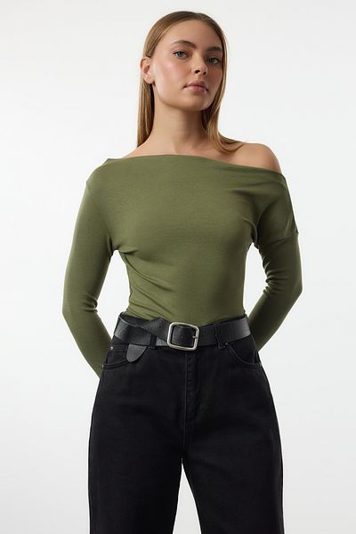 Trendyol Collection Πλεκτή μπλούζα με λαιμόκοψη σε χακί μονόχρωμο μαλακό ύφασμα TWOAW24BZ00227
