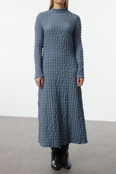 Trendyol Collection Indigově jednobarevný stojáček s texturou, límec A-line Strečové maxi pletené šaty Twoaw25El00197