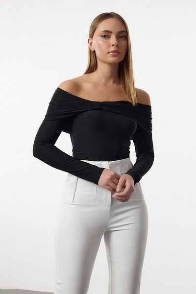 Trendyol Collection Elastyczna dzianinowa czarna bluzka - długi rękaw, drapowany detal, dopasowana TWOAW25BZ00018