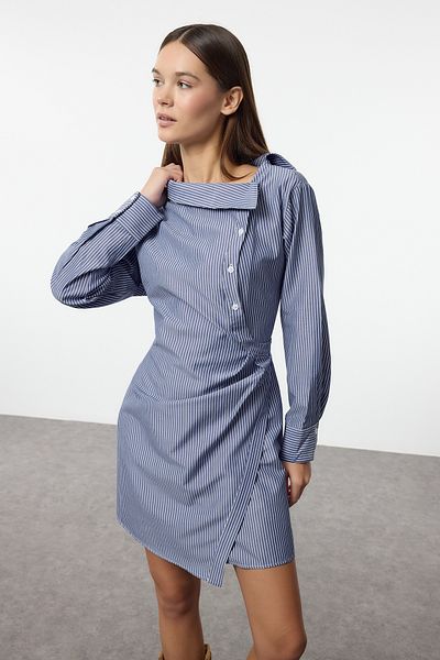 Trendyol Collection Gestreiftes Minikleid mit asymmetrischem Kragen und Gürtel – TWOAW25EL00566
