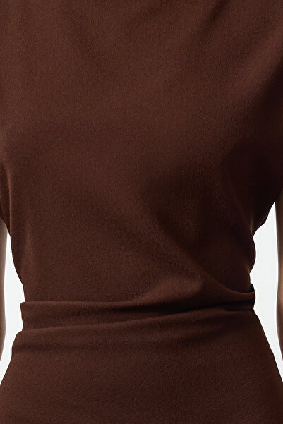 Trendyol Collection Hnědé Á-čkové Šaty s Degaje Límcem z Midi Krepu TWOAW25EL00393