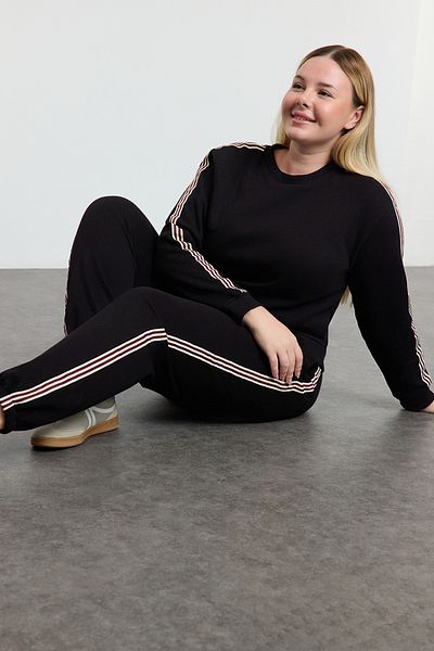 Trendyol Curve Schwarzes Strick-Trainingsanzug-Set in Übergröße – Rundhalsausschnitt, Streifendetail, Fleece TBBAW25CP00011