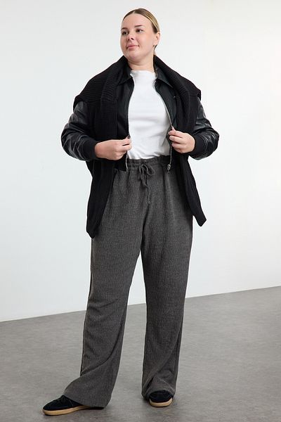 Trendyol Curve Graue, hoch taillierte Strickhose in Übergröße TBBAW25AR00018