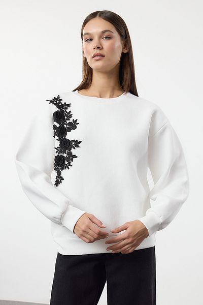Trendyol Collection Silná fleecová mikina s květinovým detailem Ecru - Regular Fit Twoaw25Sw00211