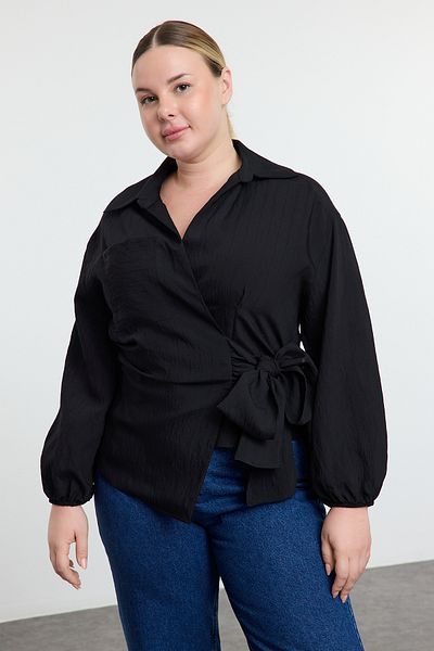 Trendyol Curve بلوزة مزدوجة الصدر بمقاسات كبيرة باللون الأسود - رقبة قميص مع ربطة عنق TBBAW25AF00036