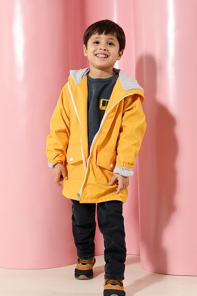 TRENDYOLKIDS Gelber Unisex-Regenmantel mit wasserabweisender Kapuze – TKDAW25CE00002