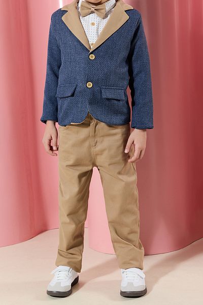 TRENDYOLKIDS 3-teiliges Set aus beigefarbener Baumwolle für Jungen – Hemden, Jacken und Hosen mit Fliege TKDAW25AU00143